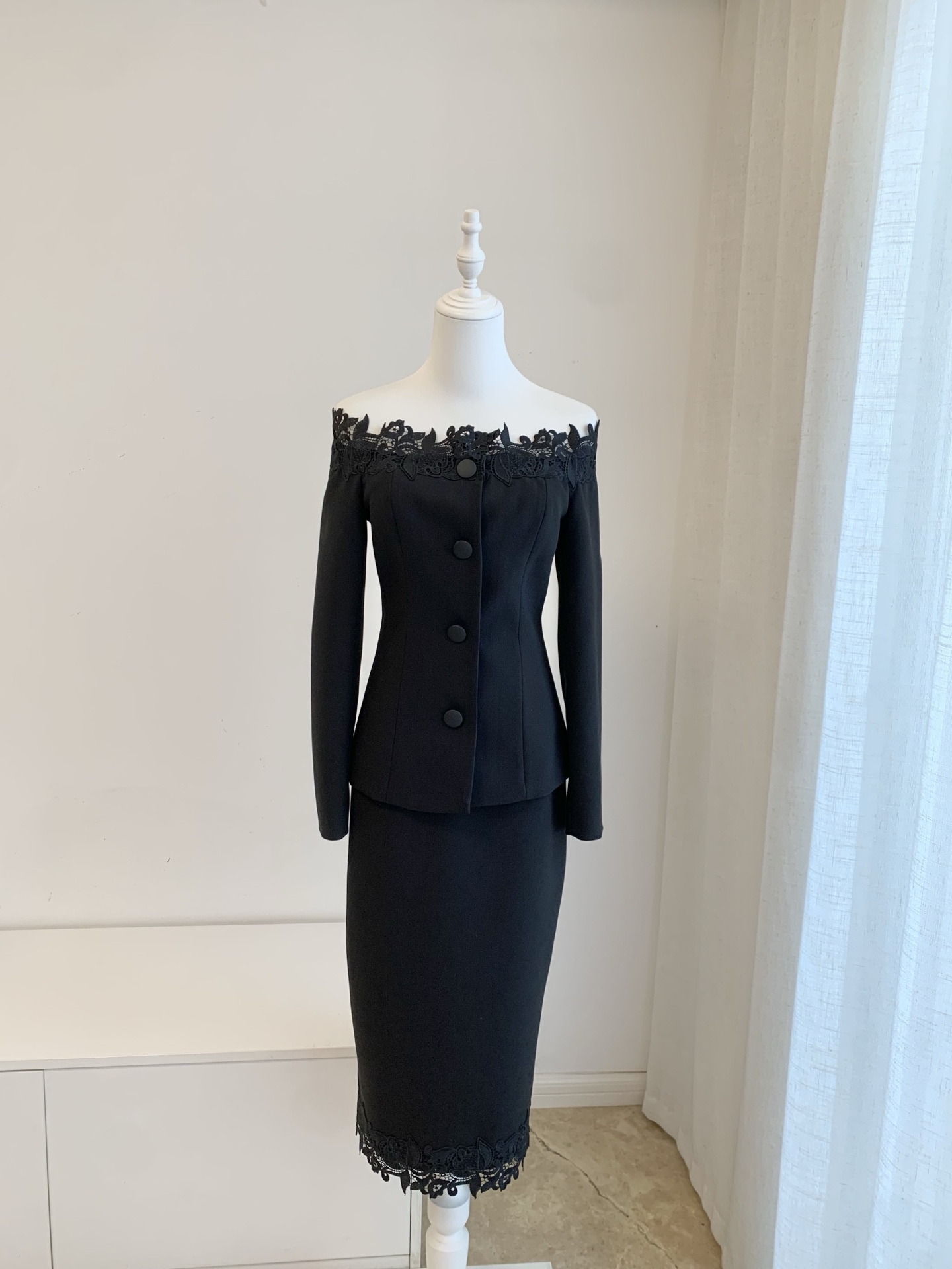 Damespak met bloemenborduurwer - Midi Skirt Floral recensie en prijs